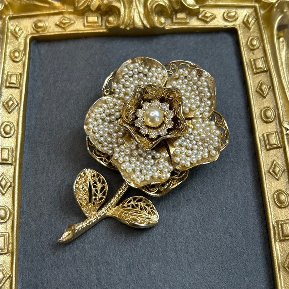 1950s vintage Oversized Coro flower brooch gold filigree petals with faux pearls - Picture 8 of 8